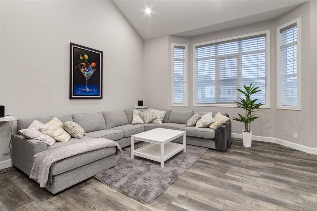 166 Osborne Common Sw, Airdrie, AB - Indoor Photo Showing Living Room