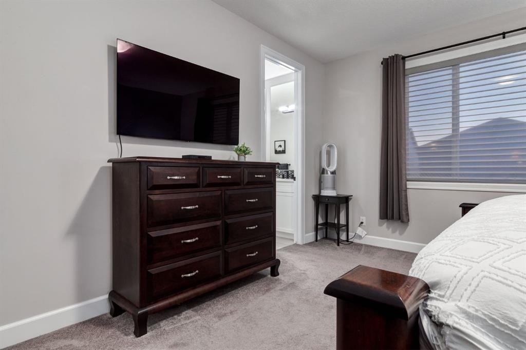 166 Osborne Common Sw, Airdrie, AB - Indoor Photo Showing Bedroom
