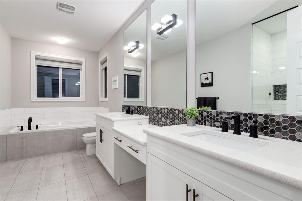 166 Osborne Common Sw, Airdrie, AB - Indoor Photo Showing Bathroom