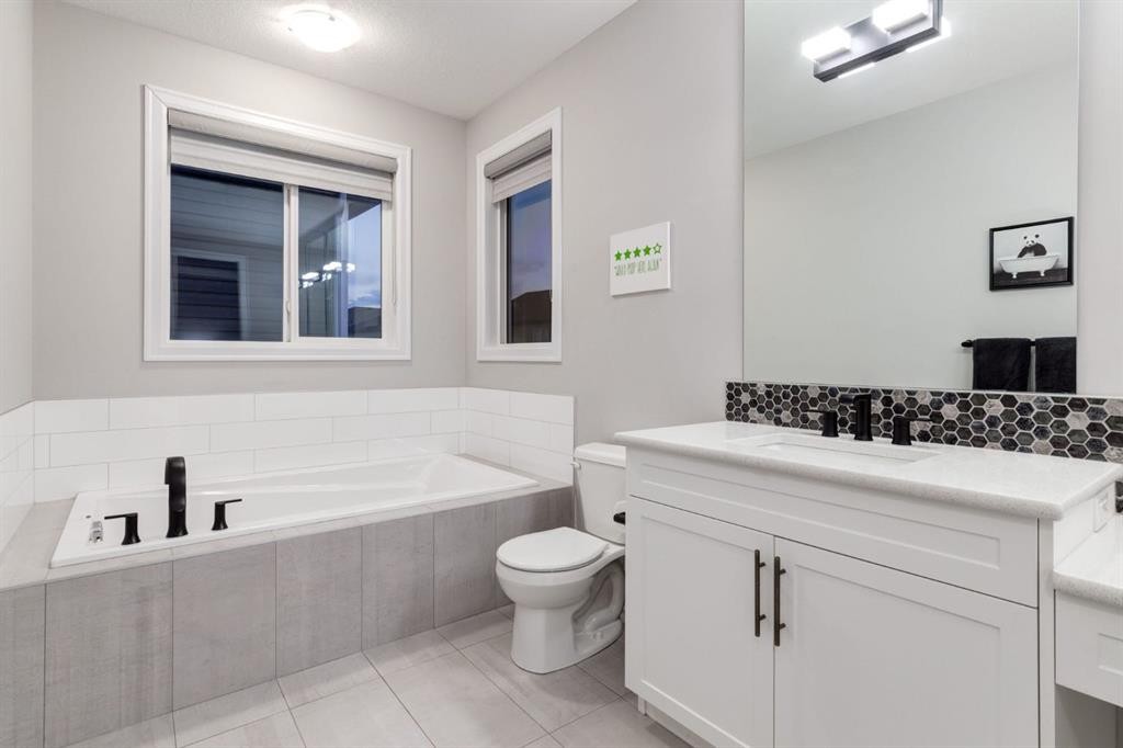 166 Osborne Common Sw, Airdrie, AB - Indoor Photo Showing Bathroom