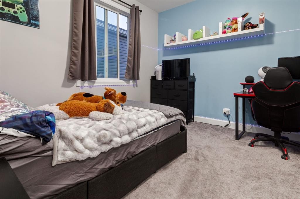 166 Osborne Common Sw, Airdrie, AB - Indoor Photo Showing Bedroom