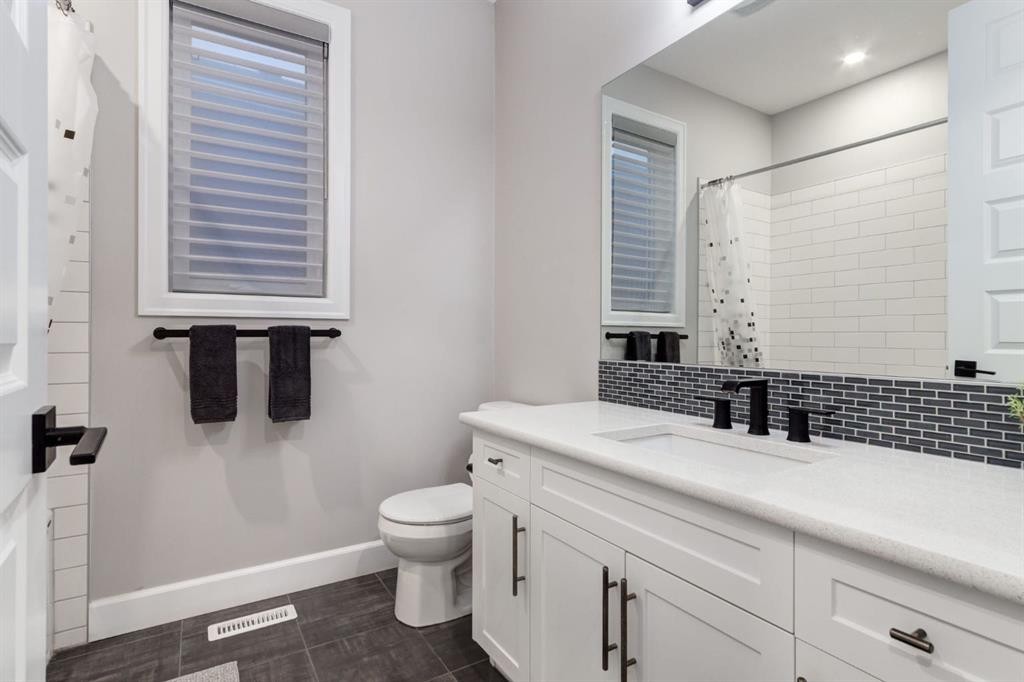 166 Osborne Common Sw, Airdrie, AB - Indoor Photo Showing Bathroom