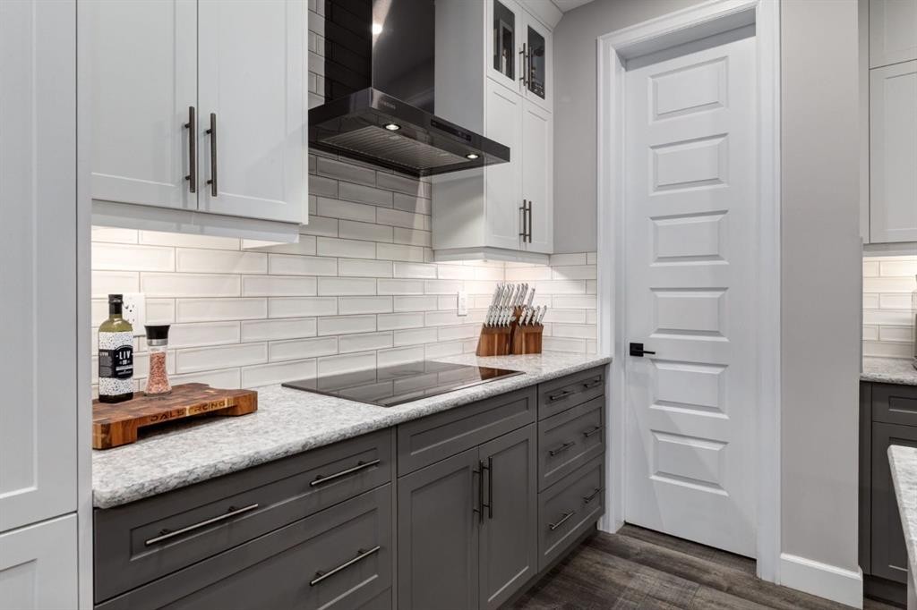 166 Osborne Common Sw, Airdrie, AB - Indoor Photo Showing Kitchen With Upgraded Kitchen