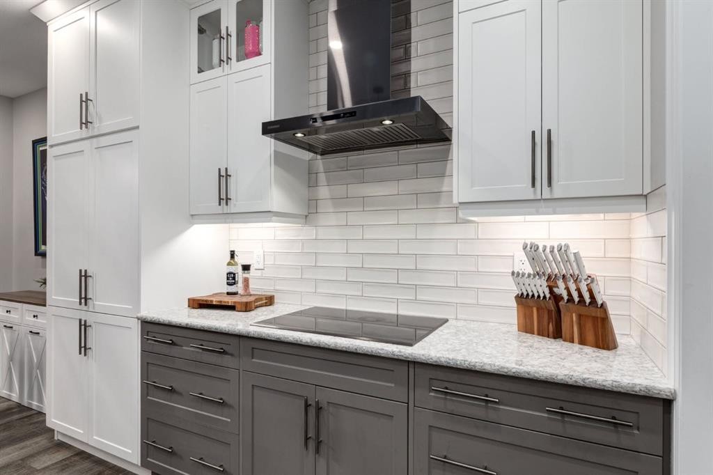 166 Osborne Common Sw, Airdrie, AB - Indoor Photo Showing Kitchen With Upgraded Kitchen
