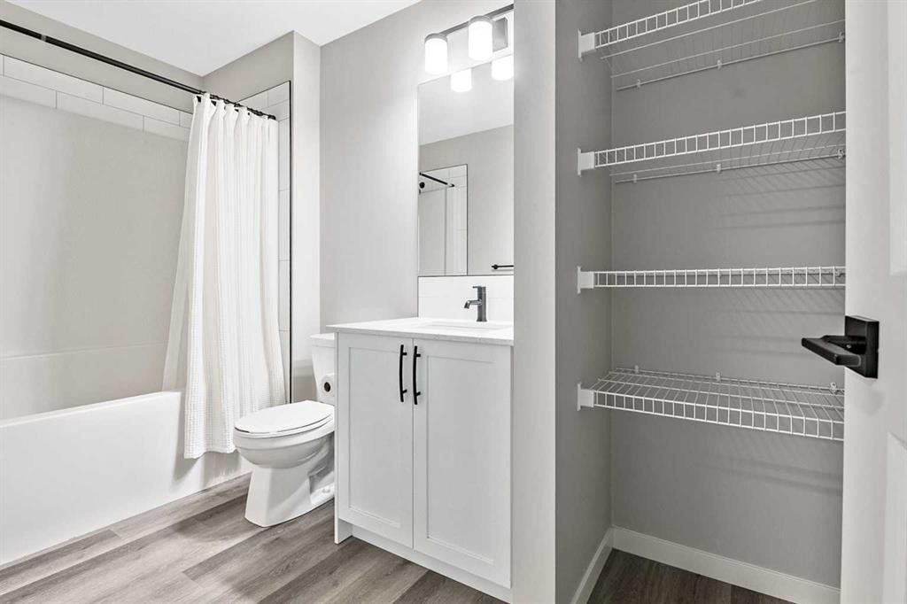 68 Wolf Gate, Okotoks, AB - Indoor Photo Showing Bathroom