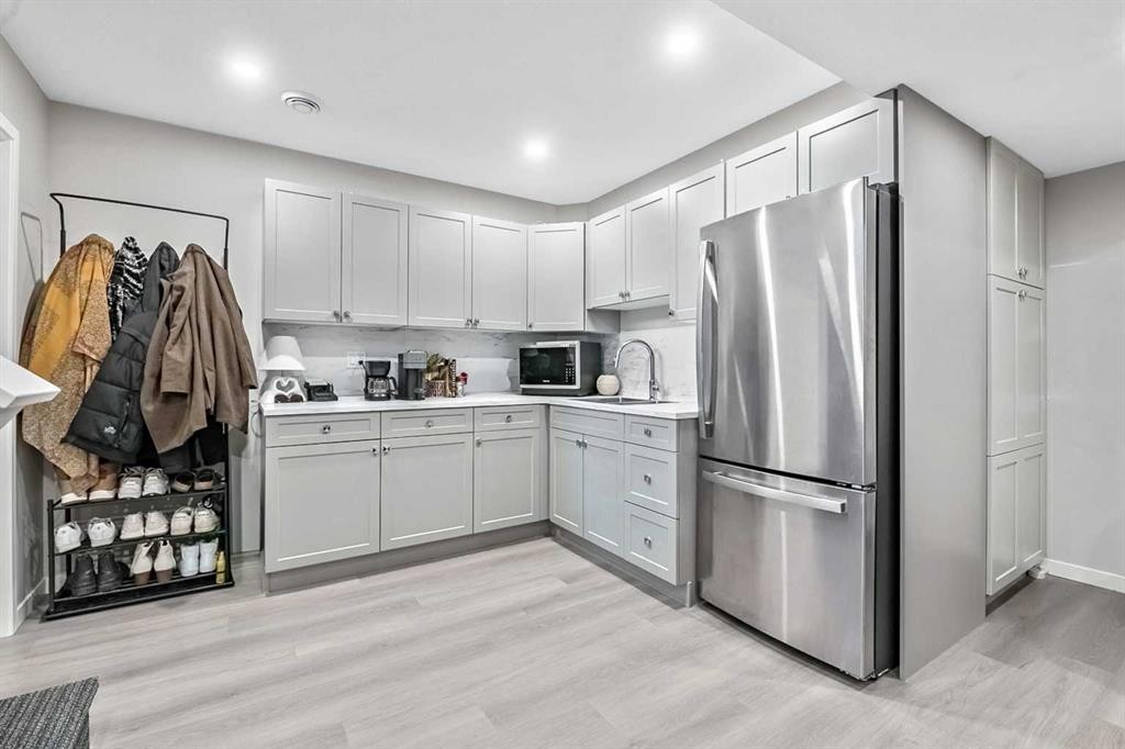 68 Wolf Gate, Okotoks, AB - Indoor Photo Showing Kitchen