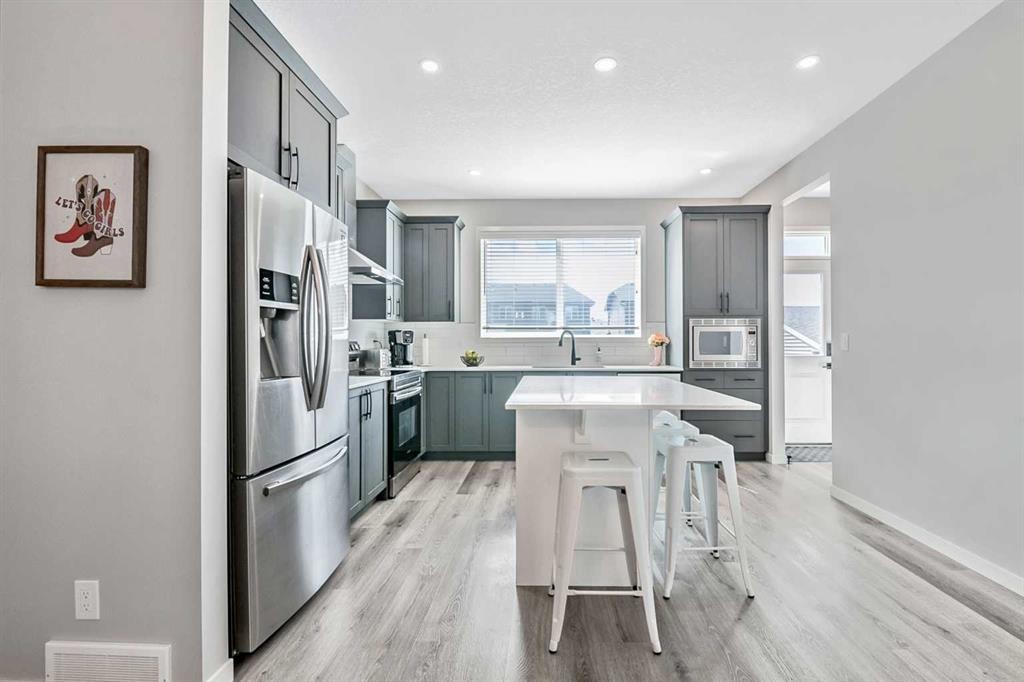 68 Wolf Gate, Okotoks, AB - Indoor Photo Showing Kitchen