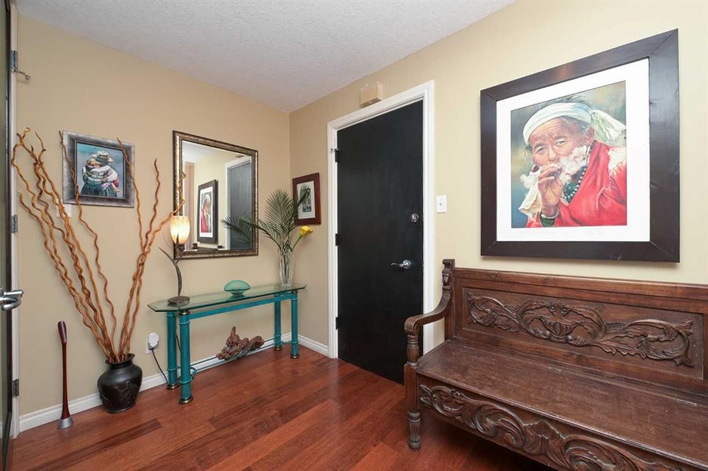 303-524 Cedar Crescent Sw, Calgary, AB - Indoor Photo Showing Other Room