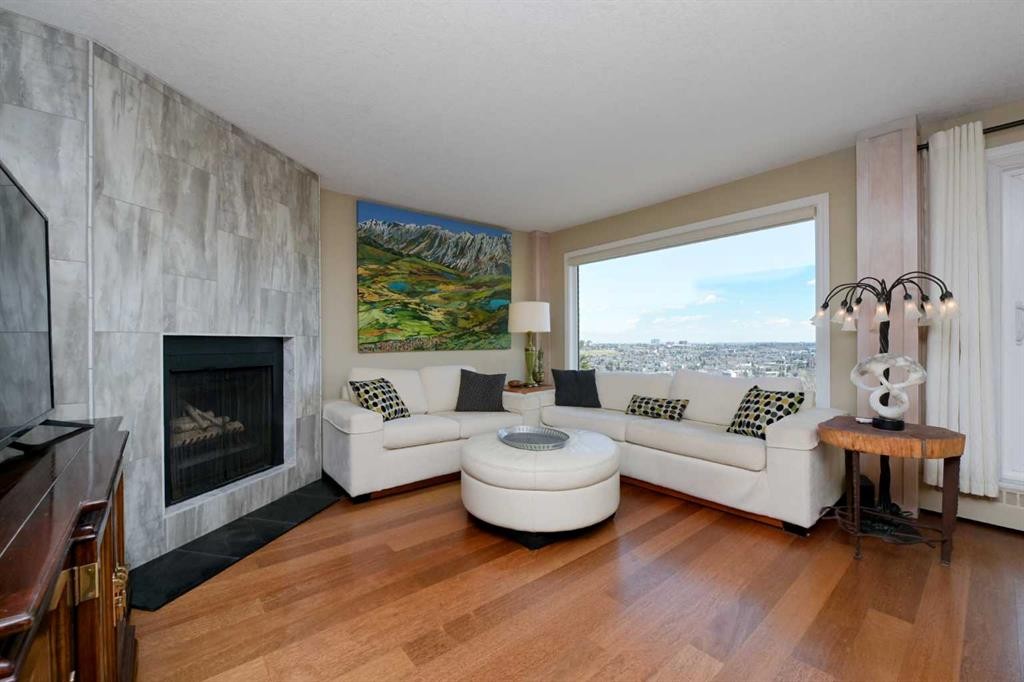 303-524 Cedar Crescent Sw, Calgary, AB - Indoor Photo Showing Living Room With Fireplace