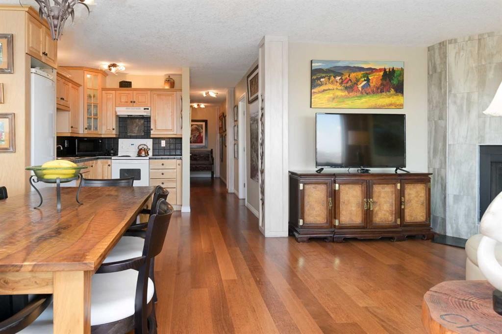 303-524 Cedar Crescent Sw, Calgary, AB - Indoor With Fireplace