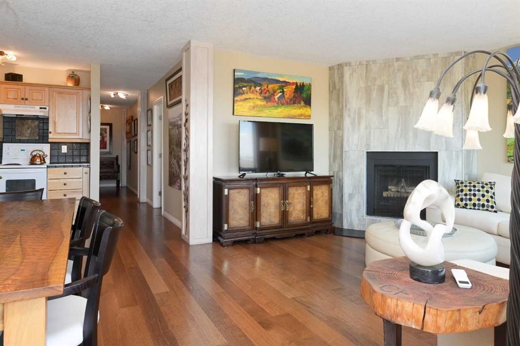 303-524 Cedar Crescent Sw, Calgary, AB - Indoor With Fireplace