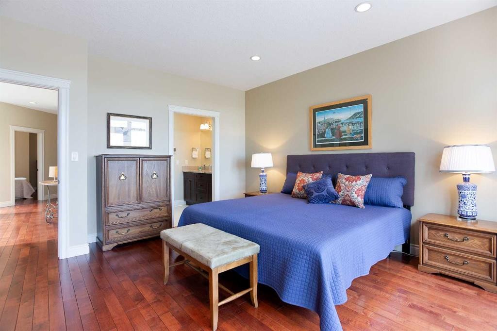 136 43 Avenue Nw, Calgary, AB - Indoor Photo Showing Bedroom