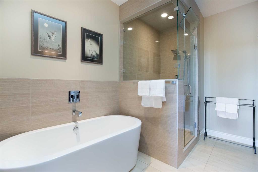 136 43 Avenue Nw, Calgary, AB - Indoor Photo Showing Bathroom