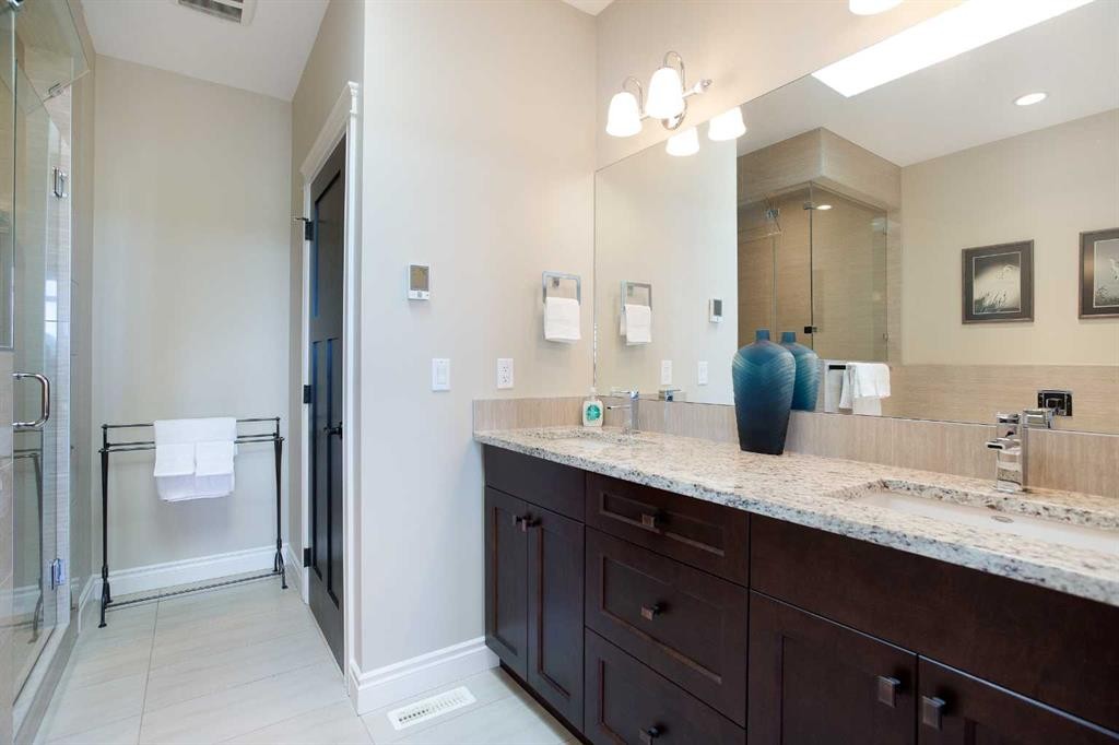 136 43 Avenue Nw, Calgary, AB - Indoor Photo Showing Bathroom