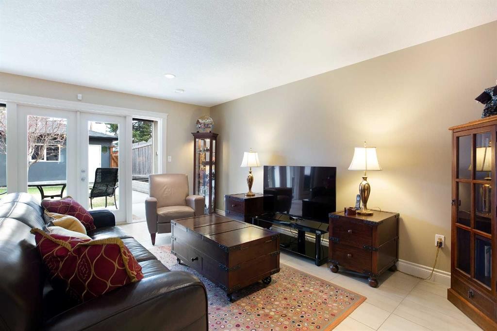 136 43 Avenue Nw, Calgary, AB - Indoor Photo Showing Living Room