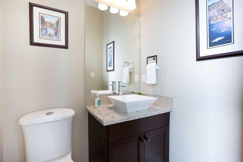 136 43 Avenue Nw, Calgary, AB - Indoor Photo Showing Bathroom
