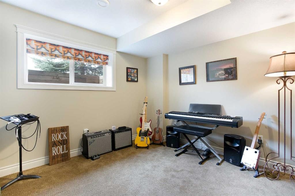 136 43 Avenue Nw, Calgary, AB - Indoor Photo Showing Office