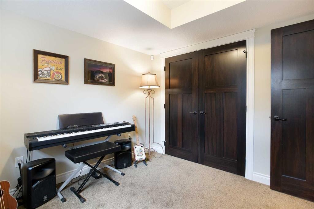 136 43 Avenue Nw, Calgary, AB - Indoor Photo Showing Other Room