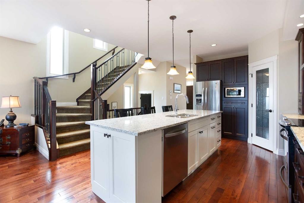 136 43 Avenue Nw, Calgary, AB - Indoor Photo Showing Kitchen With Upgraded Kitchen