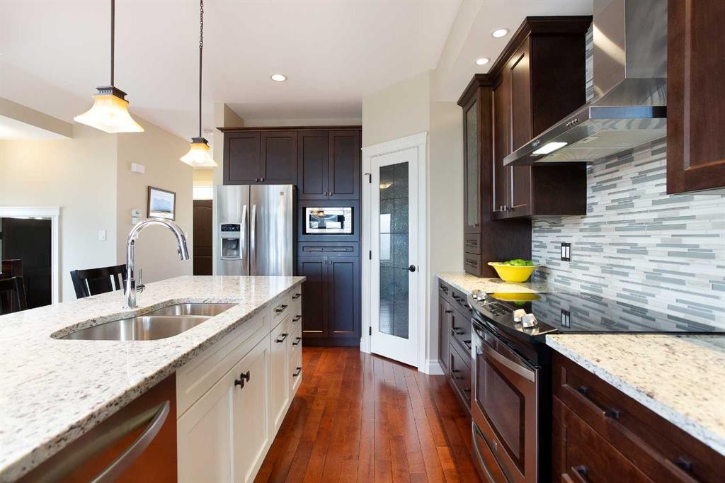 136 43 Avenue Nw, Calgary, AB - Indoor Photo Showing Kitchen With Double Sink With Upgraded Kitchen