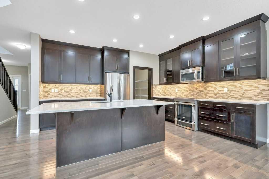 29 Aspen Summit Point Sw, Calgary, AB - Indoor Photo Showing Kitchen With Upgraded Kitchen