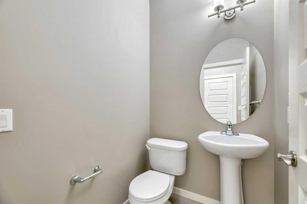 29 Aspen Summit Point Sw, Calgary, AB - Indoor Photo Showing Bathroom