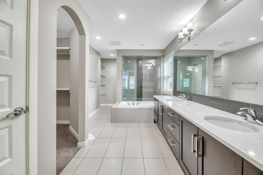 29 Aspen Summit Point Sw, Calgary, AB - Indoor Photo Showing Bathroom