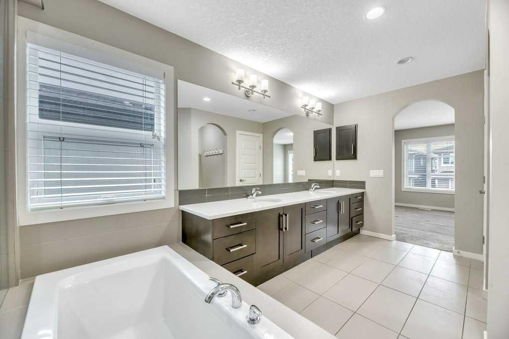 29 Aspen Summit Point Sw, Calgary, AB - Indoor Photo Showing Bathroom