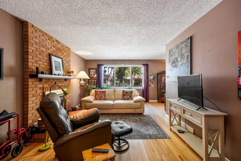 5 Fraser Road Se, Calgary, AB - Indoor Photo Showing Living Room