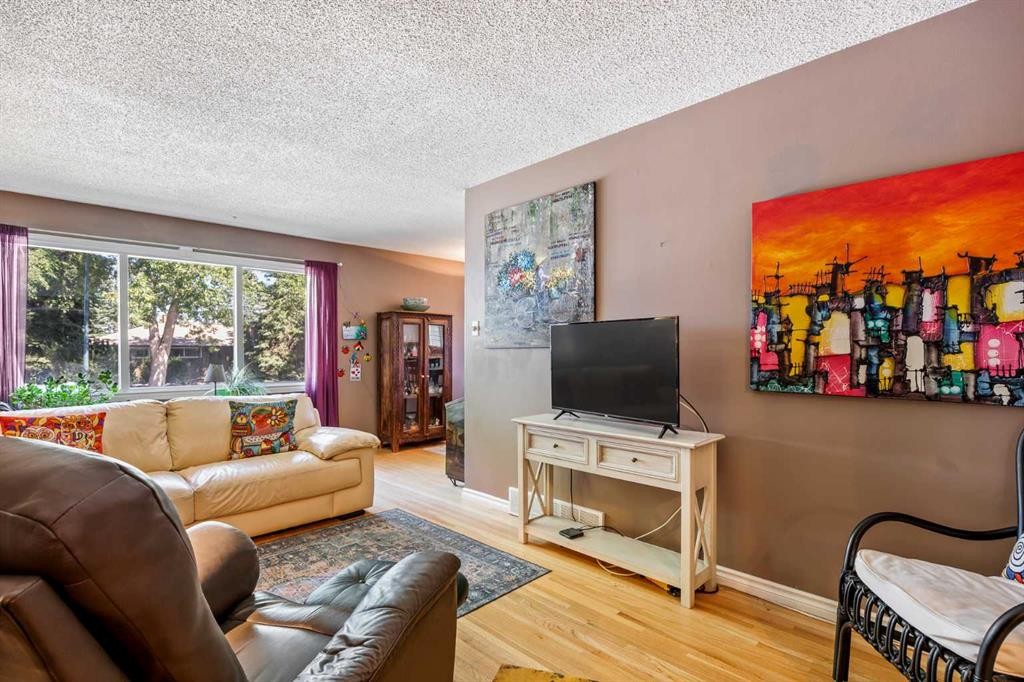 5 Fraser Road Se, Calgary, AB - Indoor Photo Showing Living Room