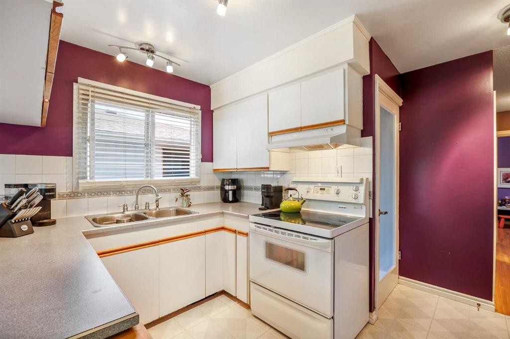 5 Fraser Road Se, Calgary, AB - Indoor Photo Showing Kitchen With Double Sink