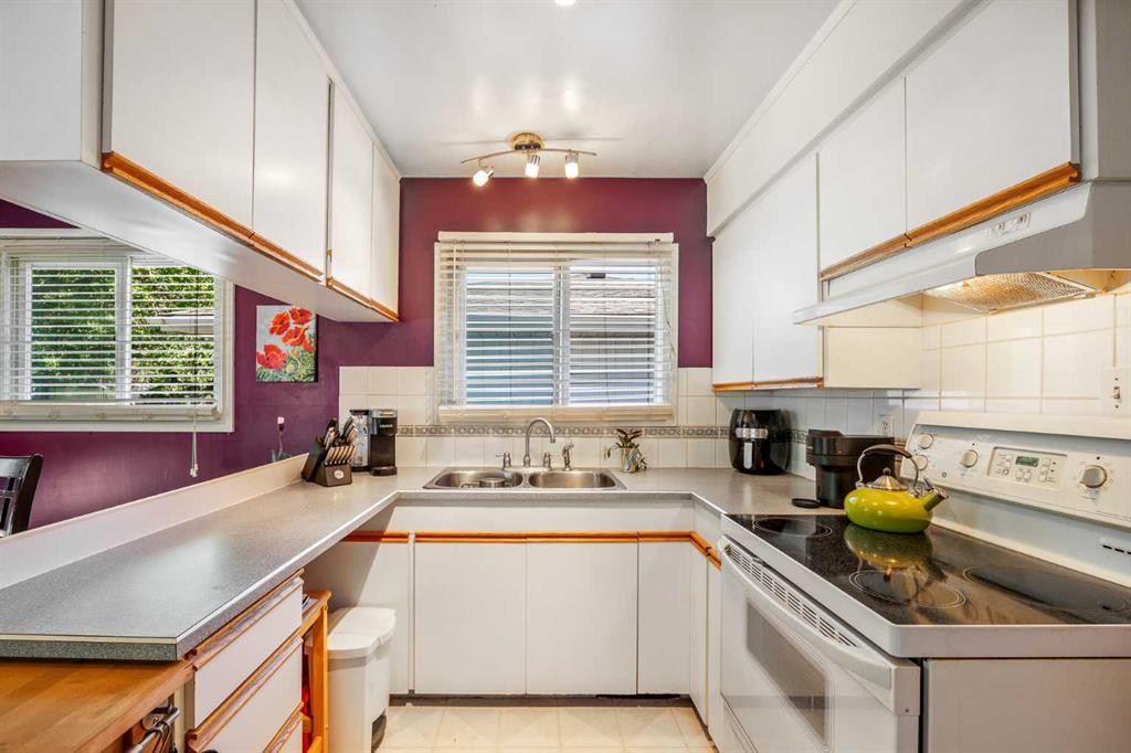 5 Fraser Road Se, Calgary, AB - Indoor Photo Showing Kitchen With Double Sink
