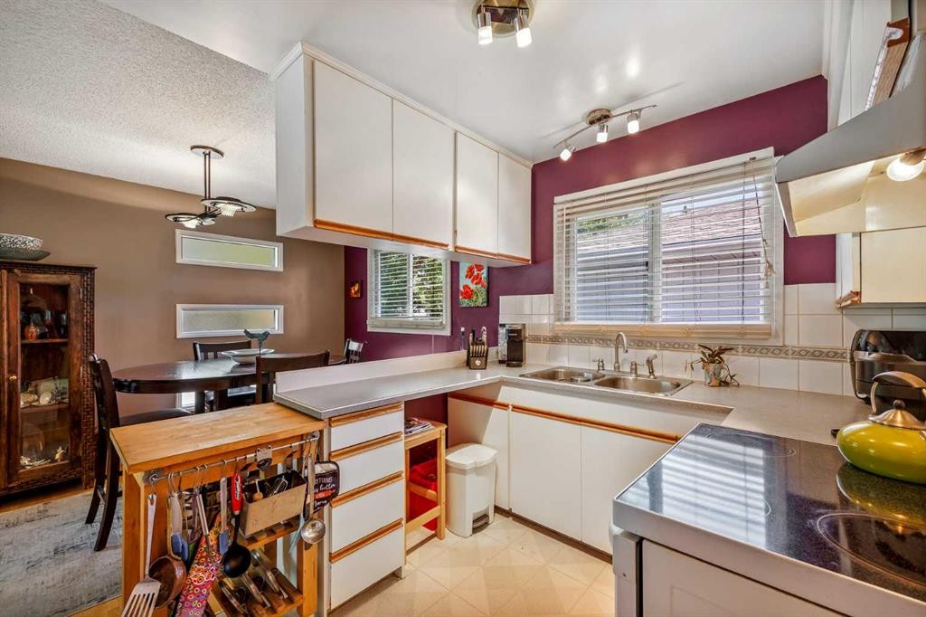 5 Fraser Road Se, Calgary, AB - Indoor Photo Showing Kitchen With Double Sink