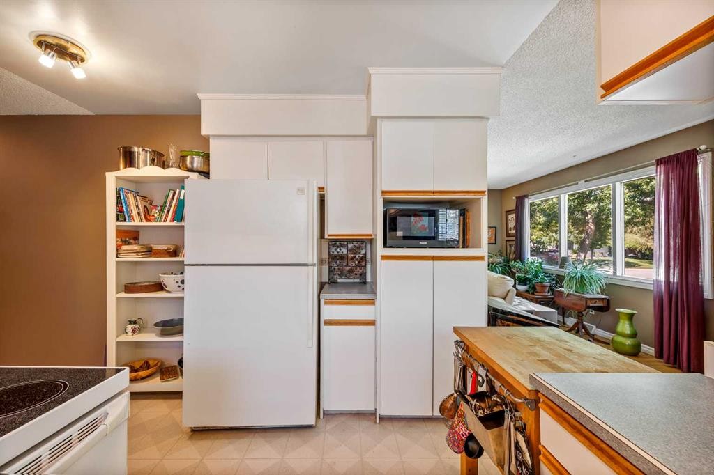 5 Fraser Road Se, Calgary, AB - Indoor Photo Showing Kitchen
