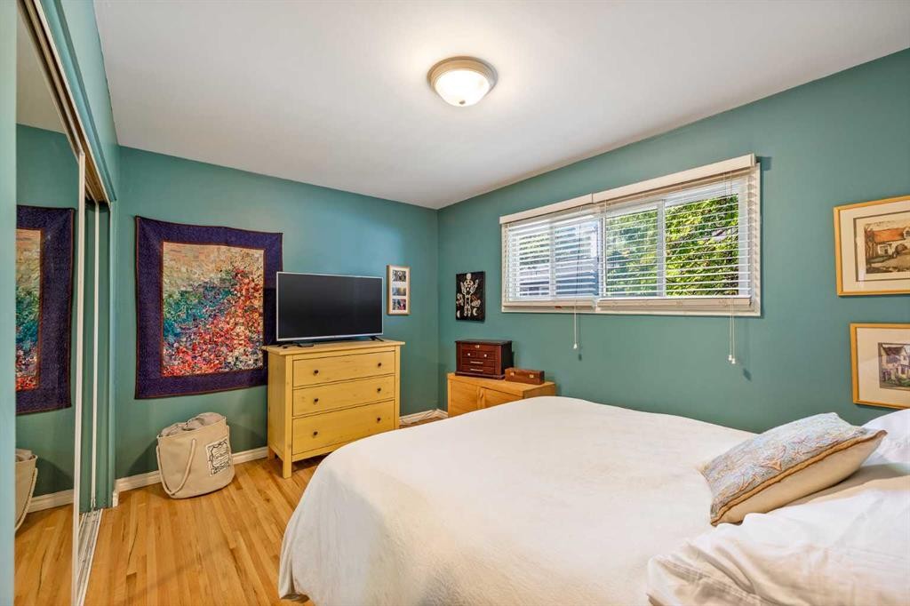 5 Fraser Road Se, Calgary, AB - Indoor Photo Showing Bedroom