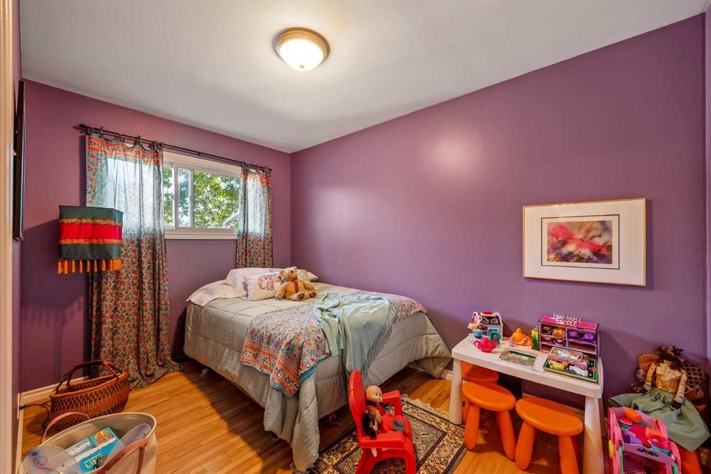 5 Fraser Road Se, Calgary, AB - Indoor Photo Showing Bedroom