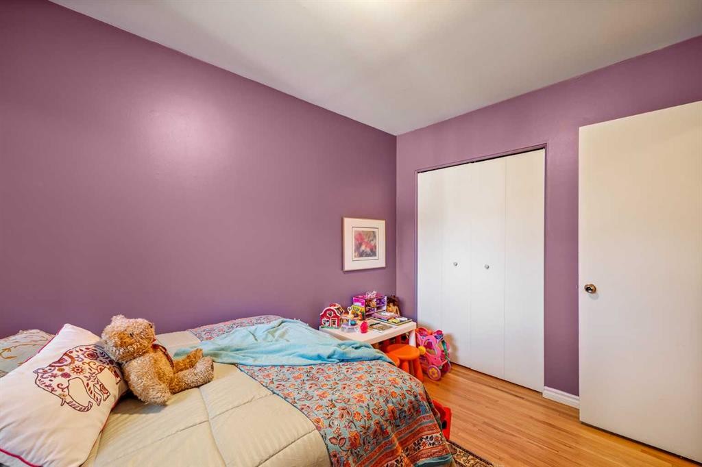 5 Fraser Road Se, Calgary, AB - Indoor Photo Showing Bedroom
