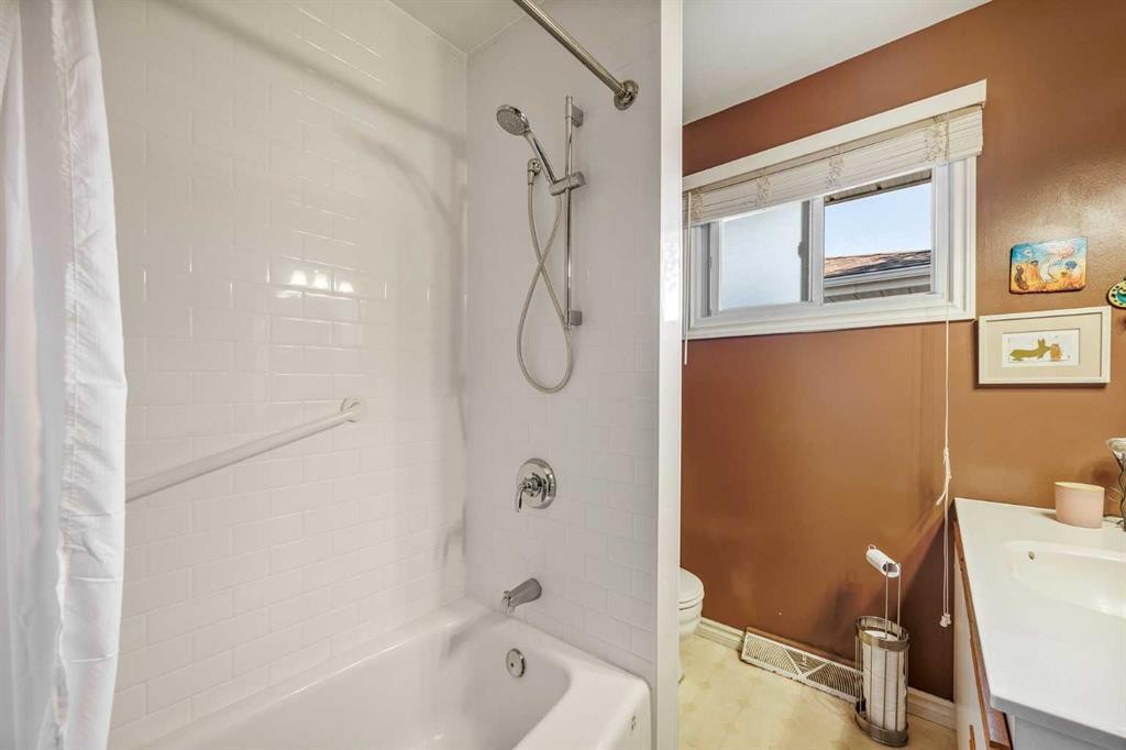 5 Fraser Road Se, Calgary, AB - Indoor Photo Showing Bathroom