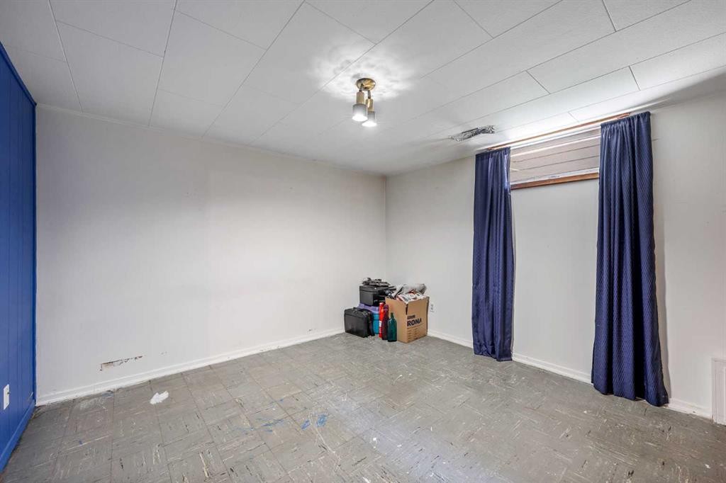 5 Fraser Road Se, Calgary, AB - Indoor Photo Showing Other Room