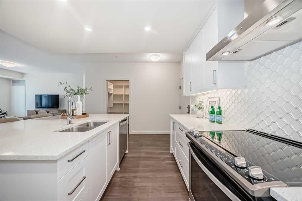 307-12 Mahogany Path Se, Calgary, AB - Indoor Photo Showing Kitchen With Double Sink With Upgraded Kitchen