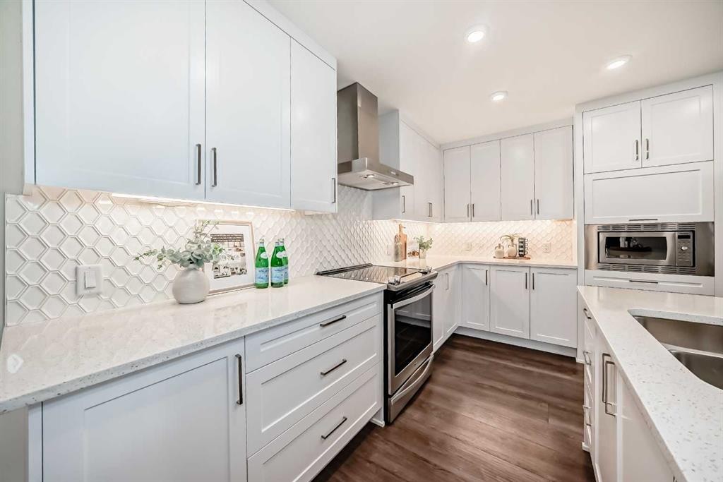 307-12 Mahogany Path Se, Calgary, AB - Indoor Photo Showing Kitchen With Double Sink With Upgraded Kitchen