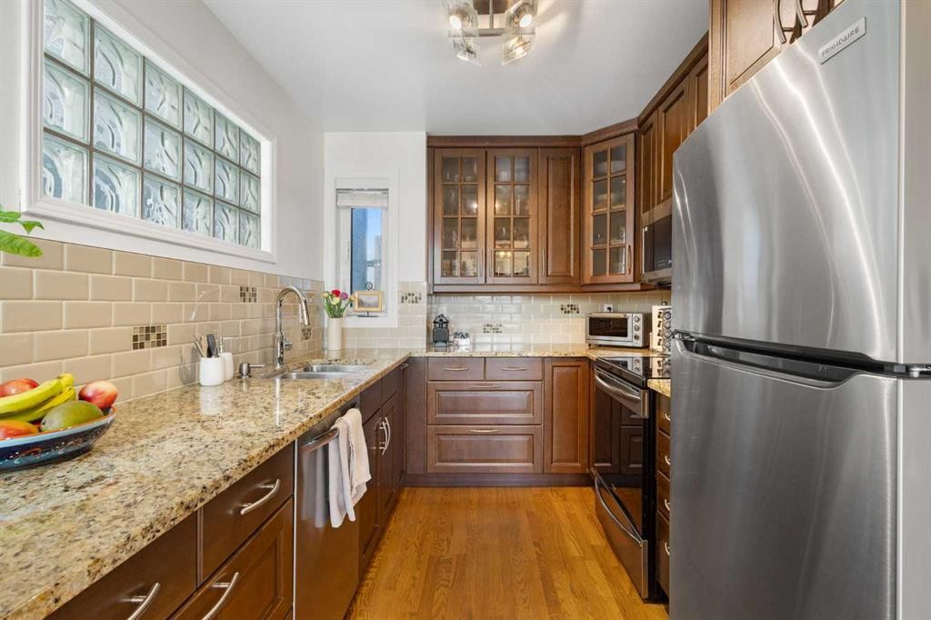 1629 29 Avenue Sw, Calgary, AB - Indoor Photo Showing Kitchen With Double Sink