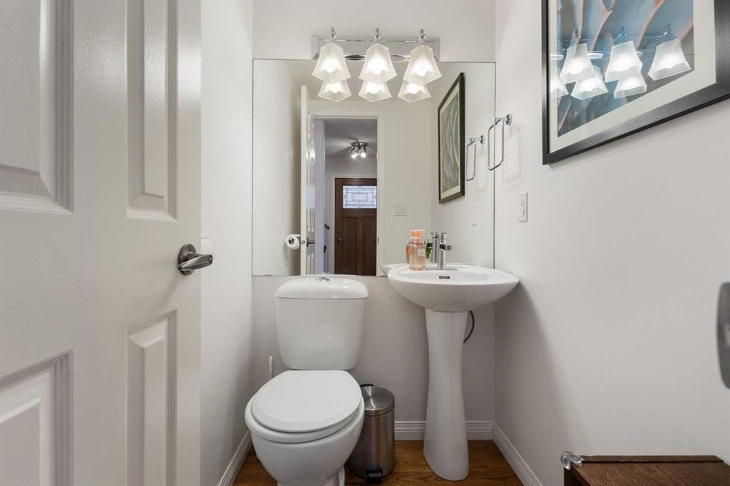 1629 29 Avenue Sw, Calgary, AB - Indoor Photo Showing Bathroom