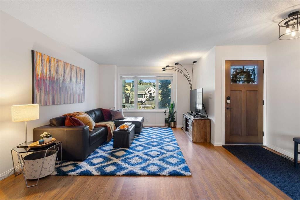 1629 29 Avenue Sw, Calgary, AB - Indoor Photo Showing Living Room