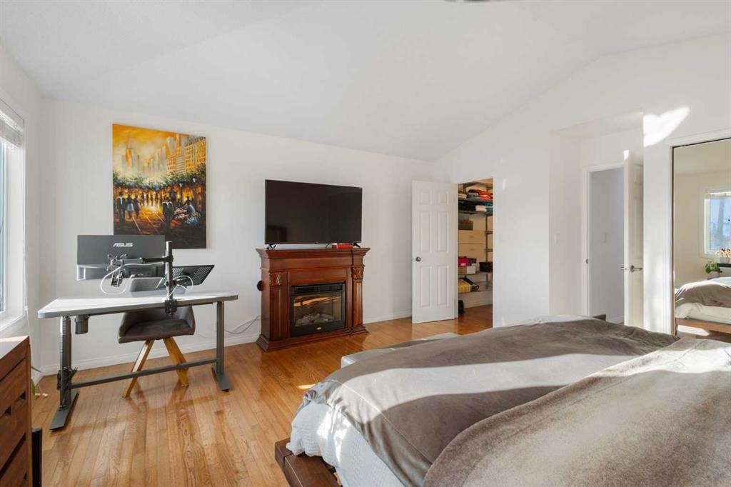 1629 29 Avenue Sw, Calgary, AB - Indoor Photo Showing Bedroom