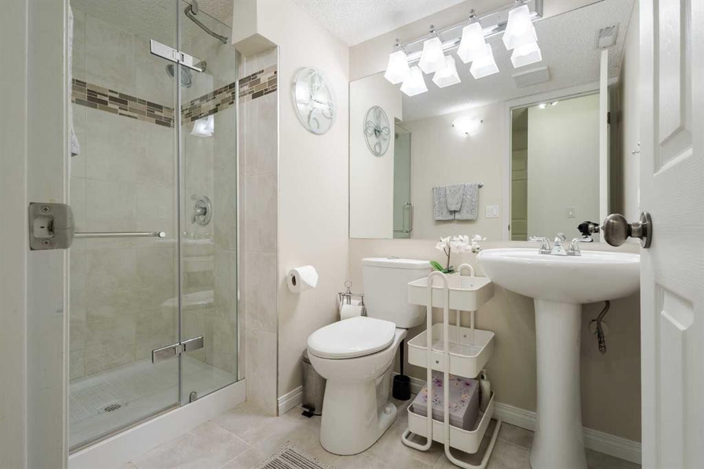 1629 29 Avenue Sw, Calgary, AB - Indoor Photo Showing Bathroom