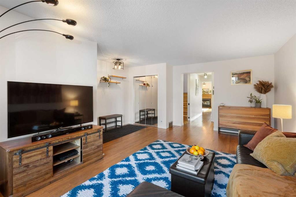 1629 29 Avenue Sw, Calgary, AB - Indoor Photo Showing Living Room
