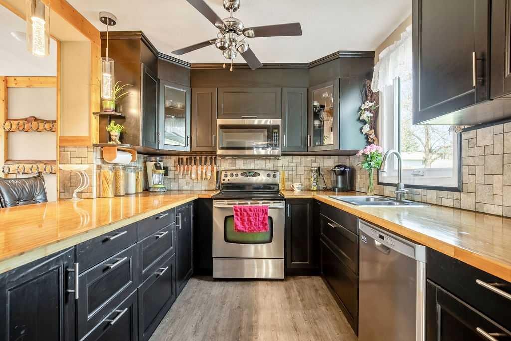 197 Abergale Close Ne, Calgary, AB - Indoor Photo Showing Kitchen With Double Sink