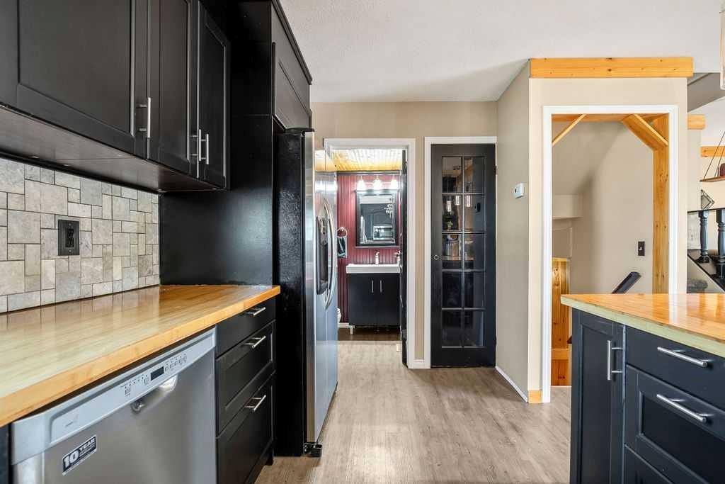 197 Abergale Close Ne, Calgary, AB - Indoor Photo Showing Kitchen