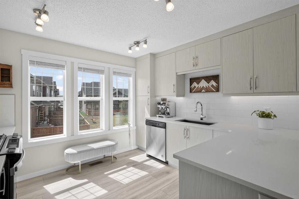 228 Cranbrook Square Se, Calgary, AB